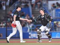 　３回、小深田を三振に打ち取り寺地（右）とタッチを交わす種市（撮影・開出牧）