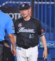 　９回、投手交代を告げる吉井監督（撮影・開出牧）