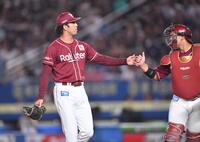 　７回、友杉を右飛に打ち取り堀内（右）とタッチを交わす加治屋（撮影・開出牧）