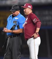 　８回、投手交代を告げる三木監督（撮影・開出牧）