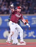 　６回、左越え二塁打を放ちポーズを決めるボイト（撮影・開出牧）