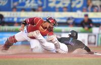 　１回、安田の左前打で二塁からヘッドスライディングでホームに滑り込む藤原（右）の生還を阻止する堀内（撮影・開出牧）