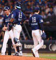 　６回、山川を迎えるところで降板する山崎（右）＝撮影・中島達哉