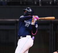 　１回、同点適時打を放つレイエス（撮影・中島達哉）