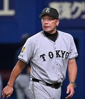 　６回、投手交代を告げた阿部監督