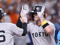 　１回、キャベッジ（右）が先制３ランを放ち、古城コーチとタッチを交わす