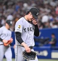 　５回裏を終え、ベンチに戻る西舘