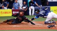 　１０回、渡部は若月の遊ゴロで本塁を狙うもタッチアウトになる（捕手　古賀）＝撮影・山口登