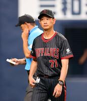 　８回、投手交代を告げる岸田監督（撮影・山口登）