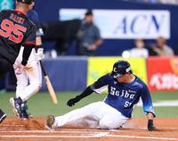 　１０回、西川は才木の暴投で勝ち越しの生還する（撮影・山口登）