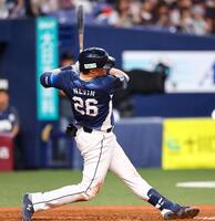 　５回、同点適時三塁内野安打を放つネビン（撮影・山口登）