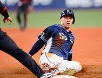 　８回、一塁走者の渡部聖はネビンの左飛で二塁をまわり、一塁へ戻るもアウトになる（撮影・山口登）