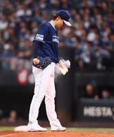 　３回、ロジンを手にする山崎（撮影・中島達哉）