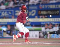 　５回、押し出しの死球を受ける代打・鈴木大（撮影・開出牧）