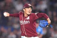 　最終回を抑えた守護神・則本（撮影・開出牧）