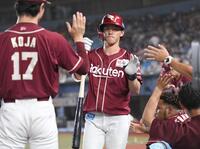 　６回、中犠飛を放ち先発の古謝（左手前）らナインとタッチを交わす辰己（撮影・開出牧）