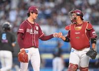 　１回、西川を二ゴロに打ち取り堀内（右）とグータッチを交わす古謝（撮影・開出牧）