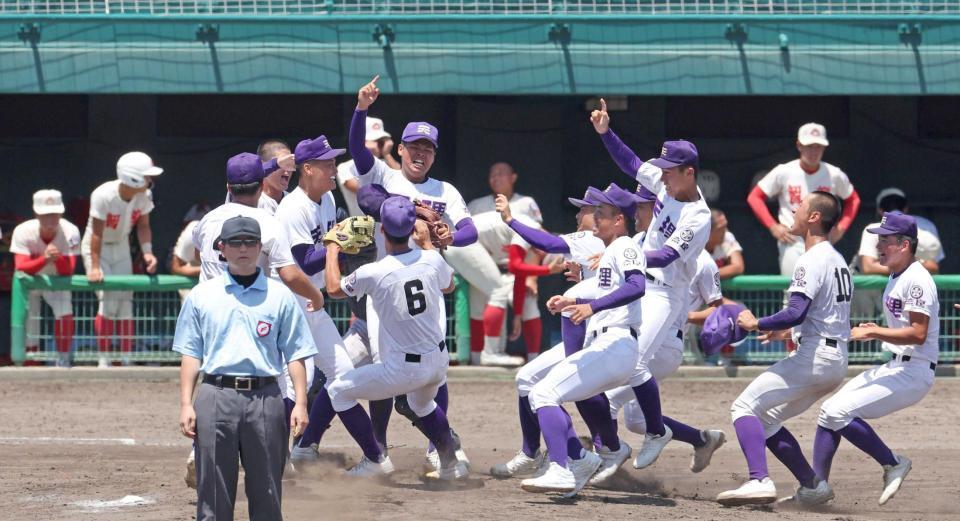 　３年ぶり３０度目の甲子園出場を決め、歓喜する天理ナイン（撮影・中田匡峻）