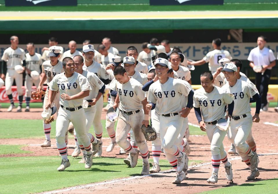 　優勝を決め、スタンドへあいさつに向かう東洋大姫路ナイン（撮影・西田忠信）