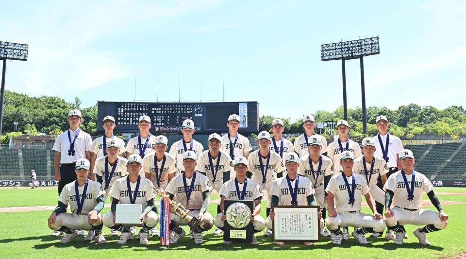 　試合後、集合写真に納まる報徳学園ナイン（撮影・西田忠信）