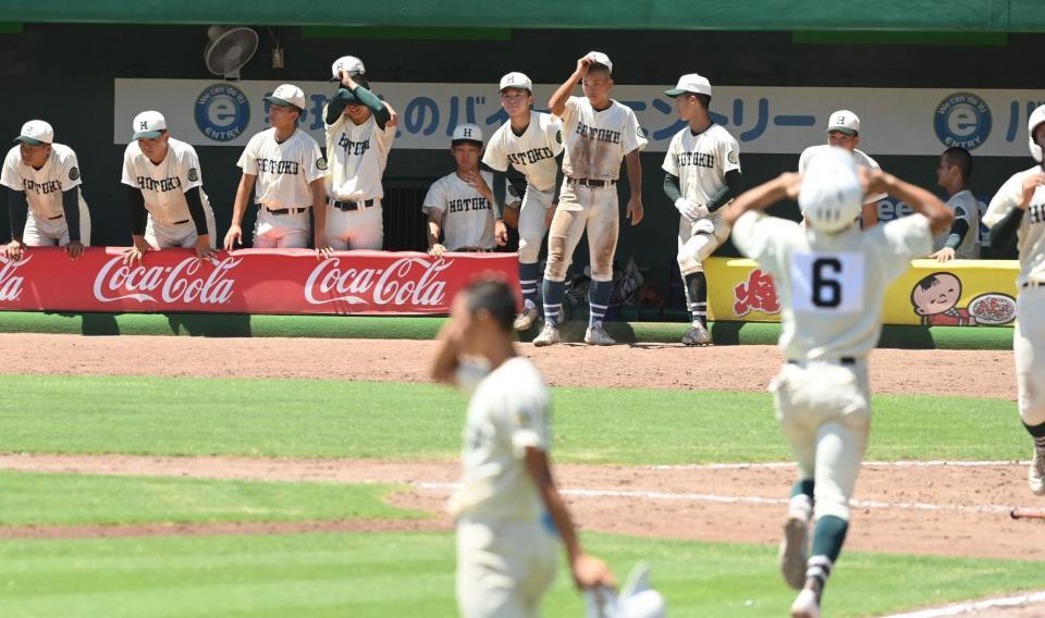 　東洋大姫路に敗れ、ベンチで肩を落とす報徳学園ナイン（撮影・西田忠信）