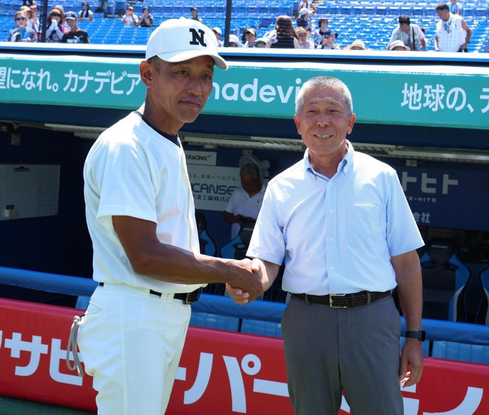 　日大三・三木有造監督を祝福する小倉全由前監督（撮影・金田祐二）