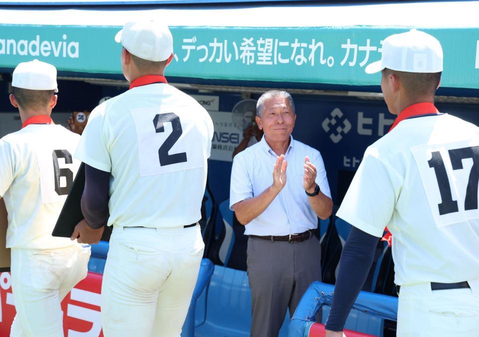 　ナインを祝福する日大三・小倉全由前監督（撮影・金田祐二）