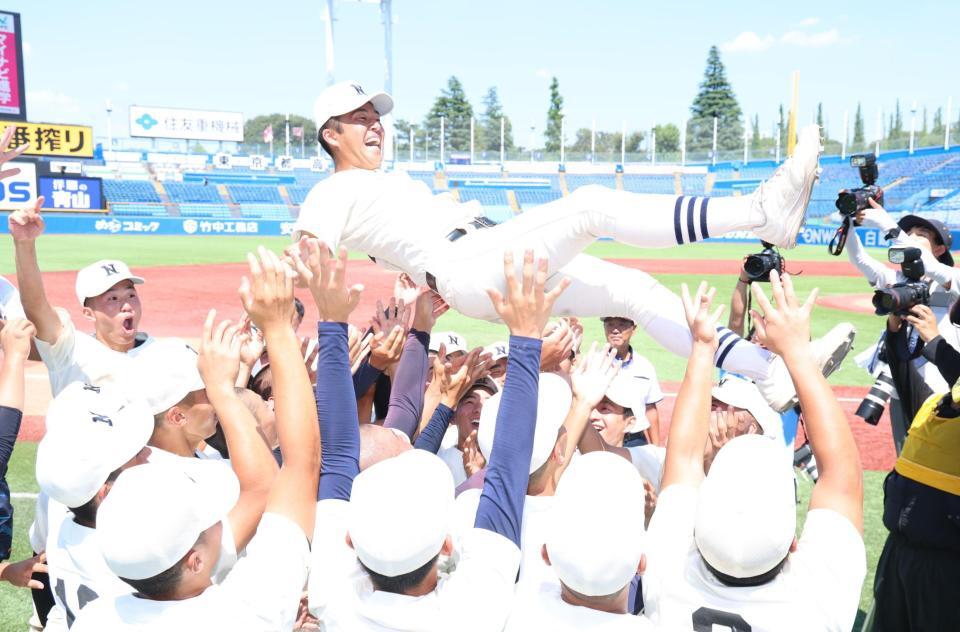 　胴上げされる日大三・本間律輝（撮影・金田祐二）