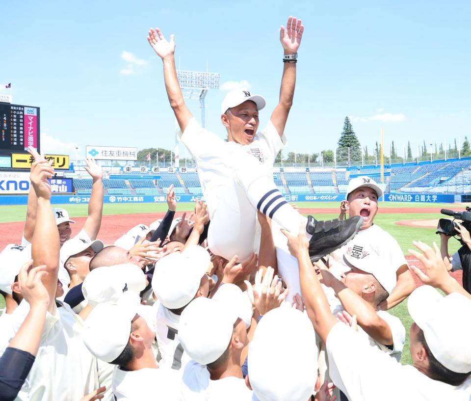 　胴上げされる日大三・三木有造監督（撮影・金田祐二）