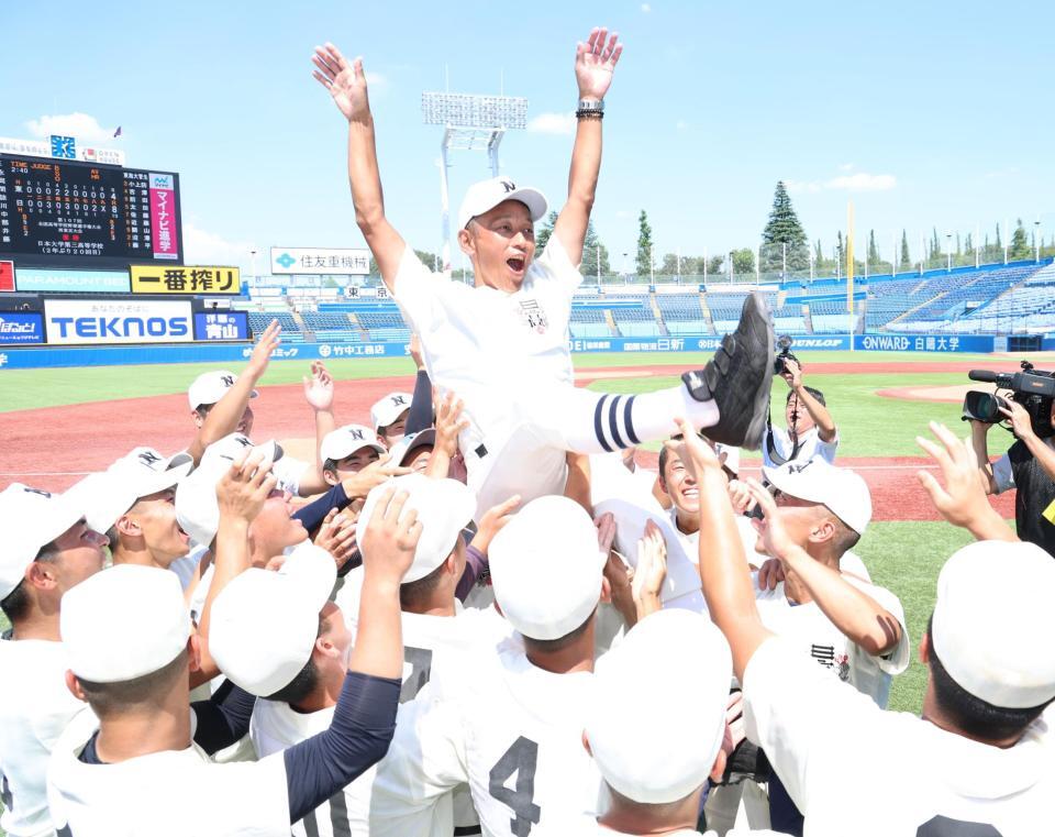 　胴上げされる日大三・三木有造監督（撮影・金田祐二）