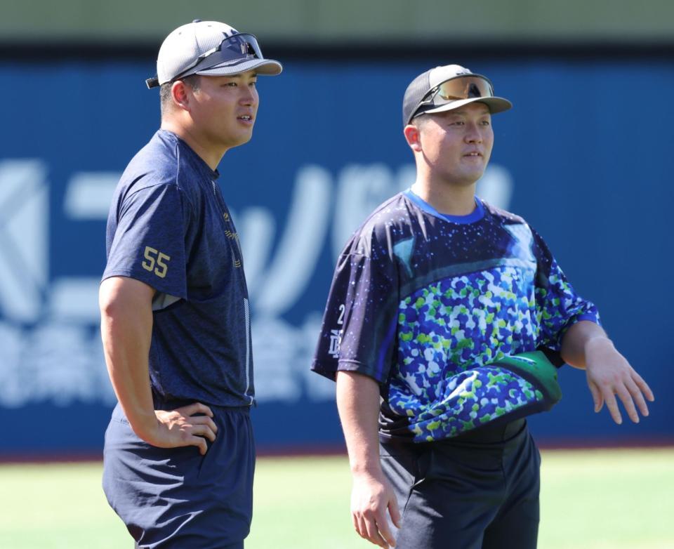 　１軍に合流し、牧（右）と話す村上（撮影・西岡正）