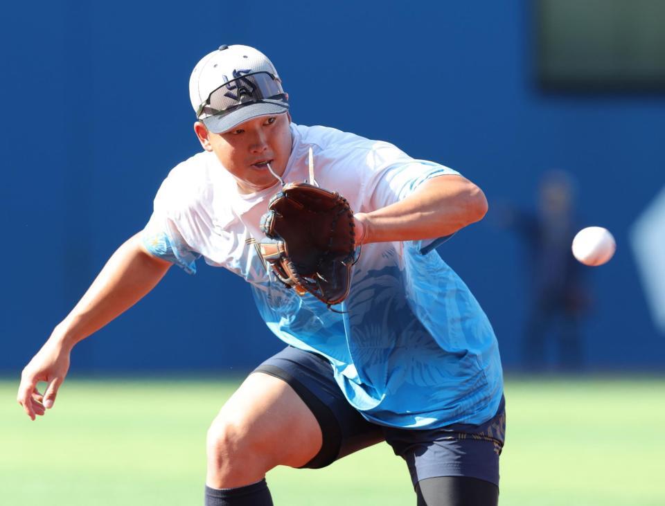 　三塁でノックを受ける村上（撮影・西岡正）