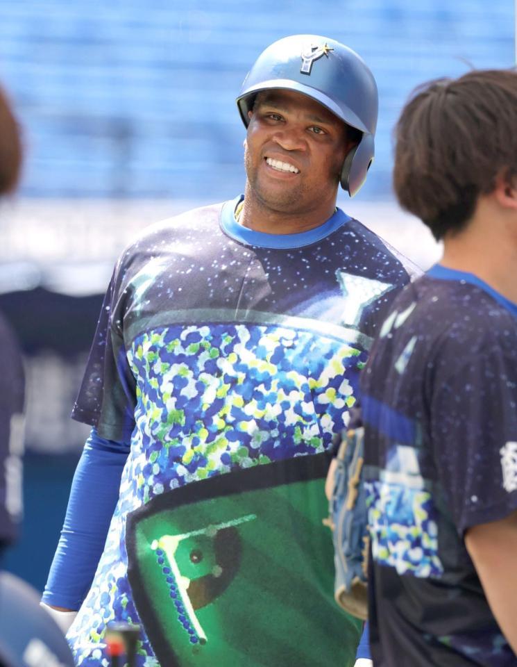 　１軍に合流し、笑顔で練習するビシエド（撮影・西岡正）