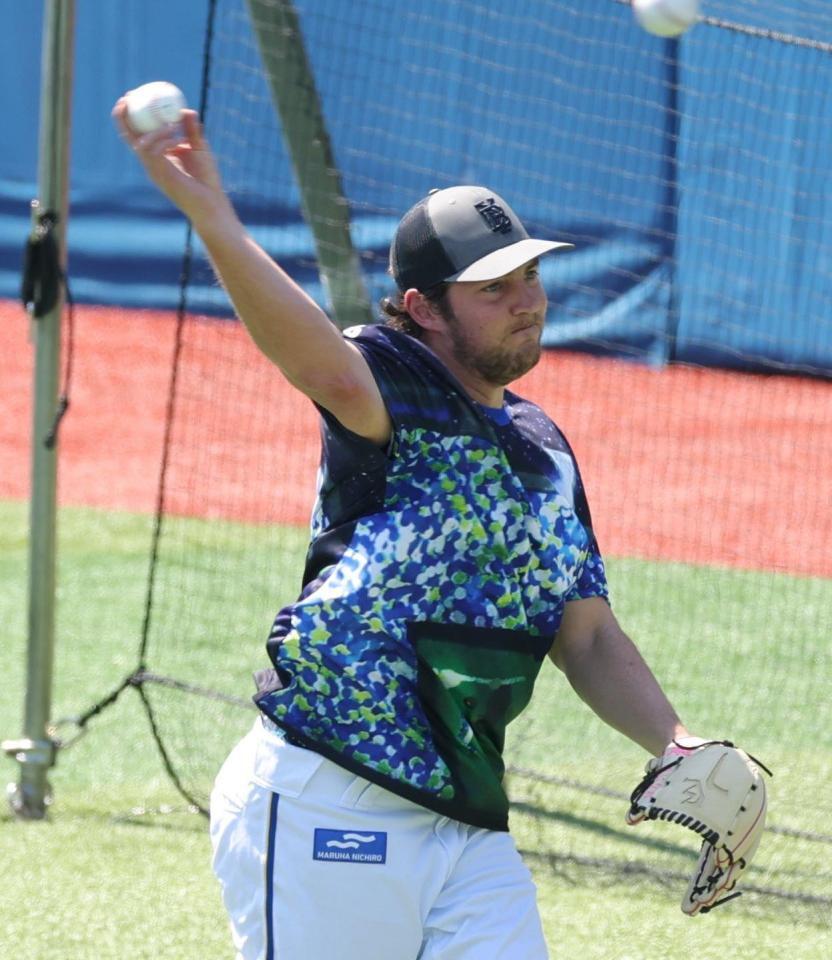 　キャッチボールするバウアー（撮影・西岡正）