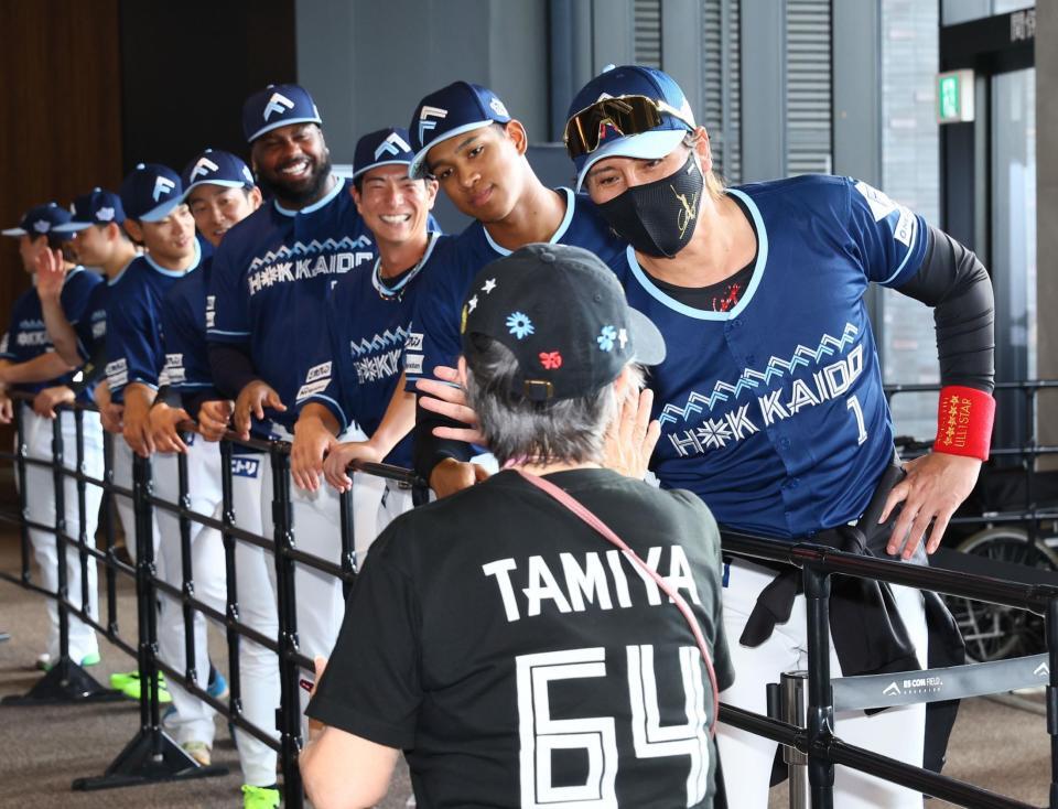 　開場し、ファンを出迎える新庄監督（右）ら日本ハムナイン（撮影・中島達哉）