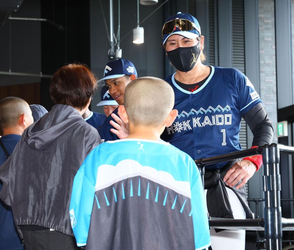 　開場し、ファンを出迎える新庄監督（右）＝撮影・中島達哉