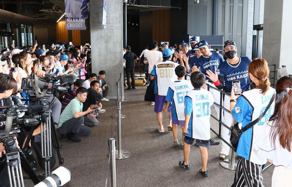 　開場し、ファンを出迎える新庄監督（右から３人目）ら日本ハムナイン（撮影・中島達哉）