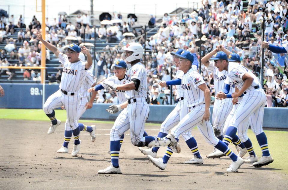 　サヨナラで夏連覇を決めベンチから飛び出す健大高崎ナイン（２７日）