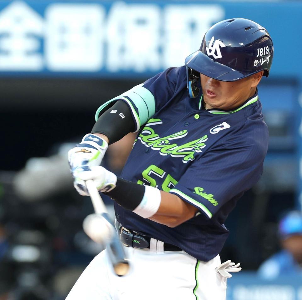 　２回、復帰後初となる先制２ランを放つ村上（撮影・西岡正）