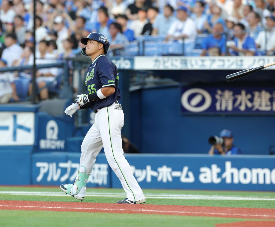 　２回、復帰後初となる先制２ランを放ち、バットを投げる村上（撮影・西岡正）
