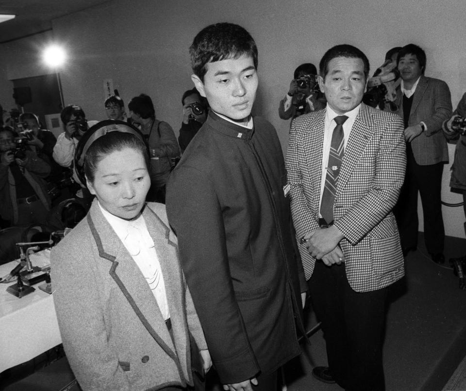 １９８５年１１月２０日、早大進学希望のＰＬ学園・桑田を巨人が１位指名。“密約”がとぶ中、記者会見に臨んだ桑田真澄（中央）。左は母・敏江さん、右は父・泰治さん