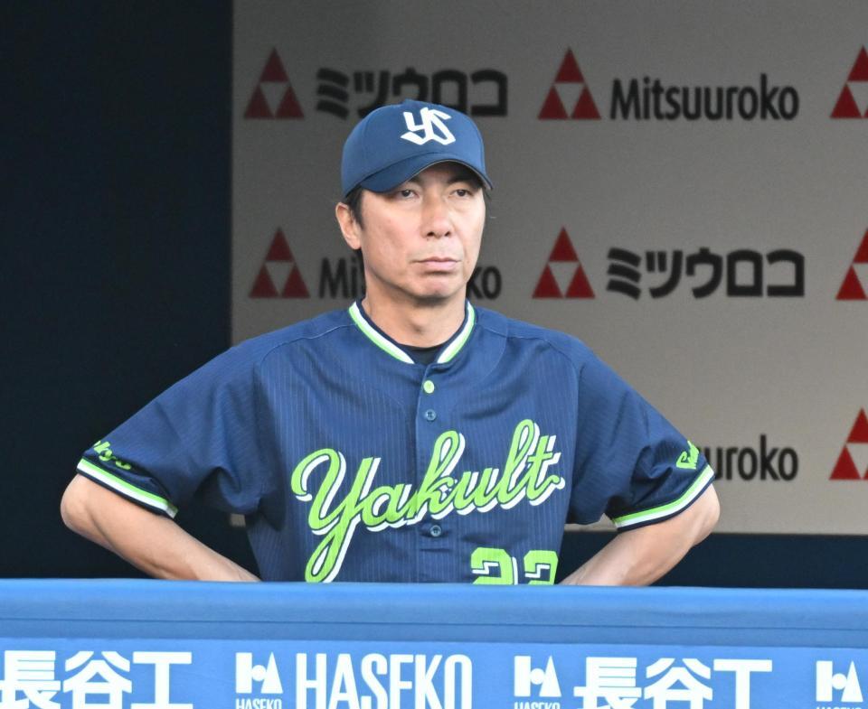 　１回表の攻撃を見つめる高津監督