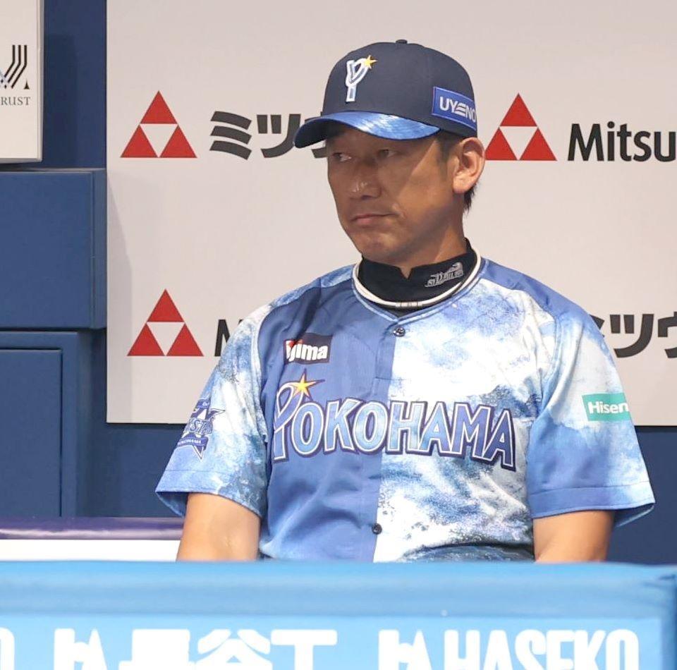 　２回、序盤での失点に厳しい表情を浮かべる三浦監督（撮影・西岡正）