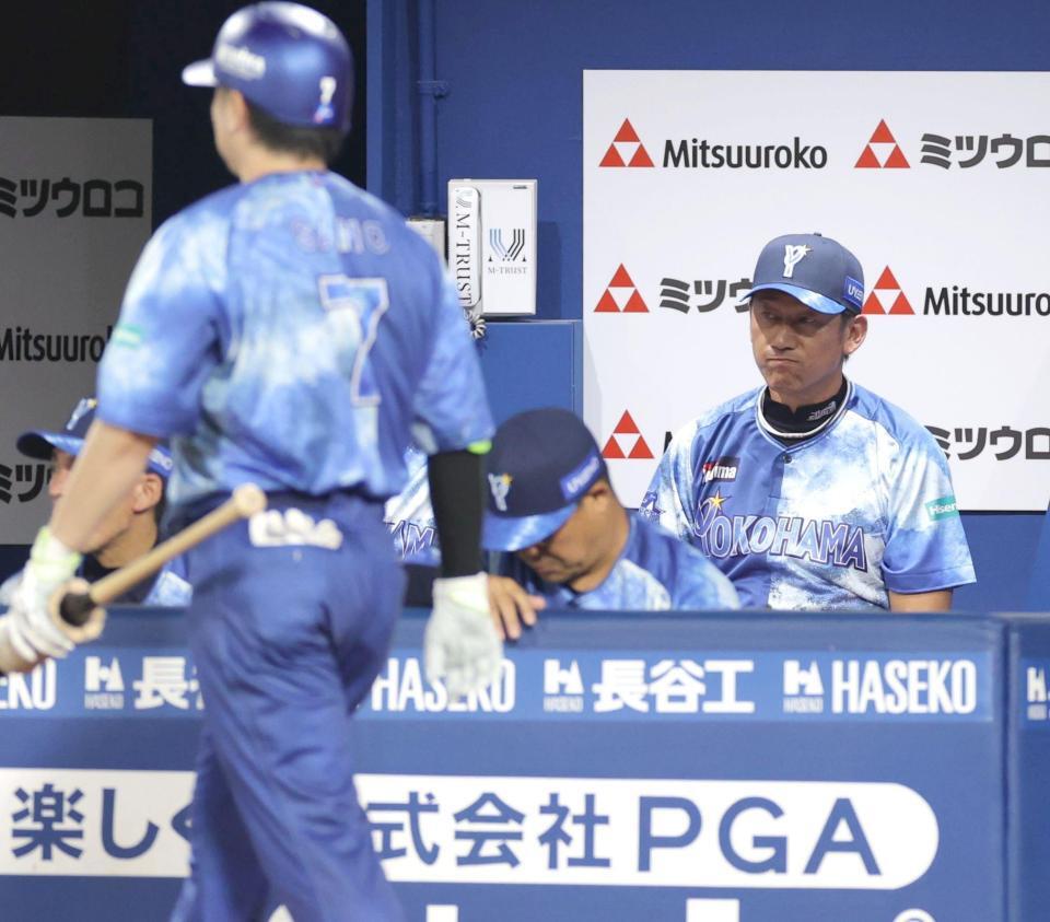 　５回、反撃のチャンスを生かせず、ベンチで渋い表情の三浦監督（撮影・西岡正）
