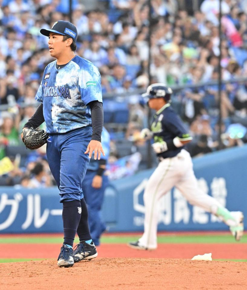 　２回、村上（右）に先制ソロを浴びた東