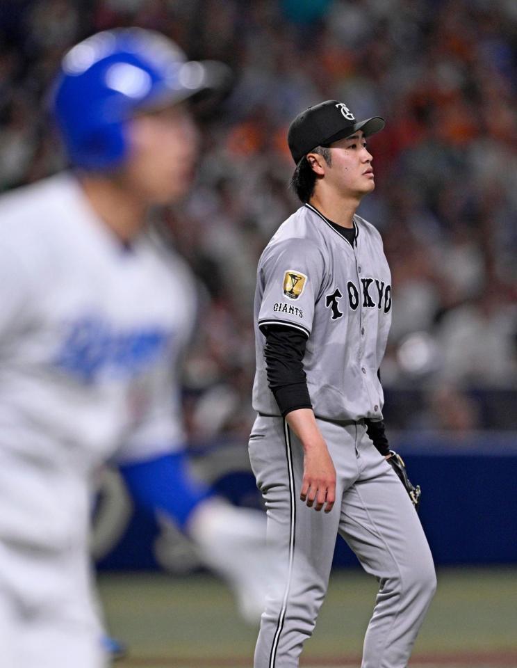 　５回、岡林（手前）に２ランを浴びた西舘