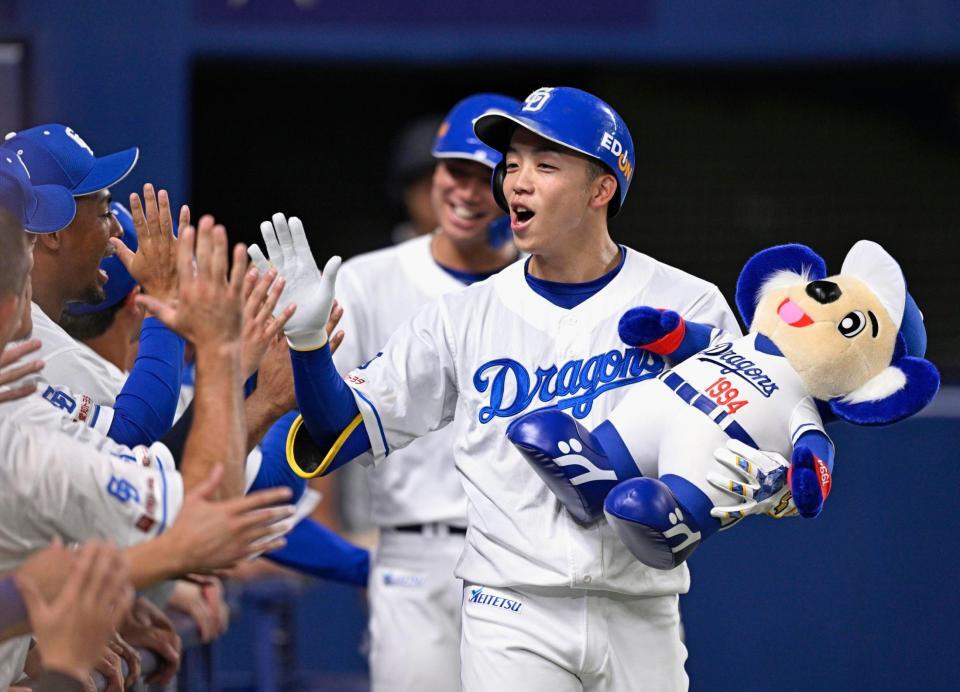 　５回、２ランを放ち、ベンチで迎えられる岡林