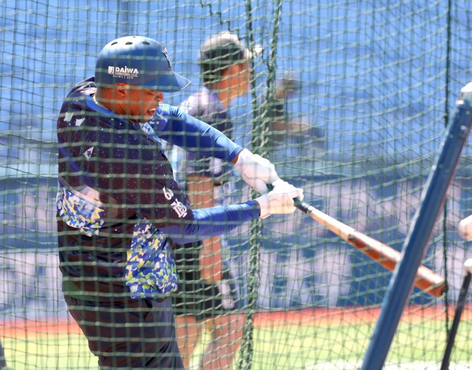 　１軍に合流し、打撃練習するビシエド（撮影・西岡正）