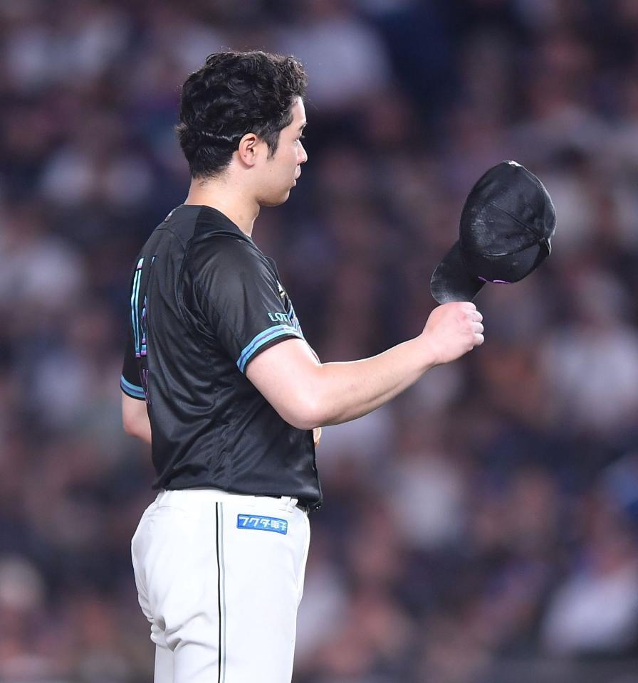 　５回、代打・鈴木大に押し出しの死球を当て帽子を取る先発・種市（撮影・開出牧）