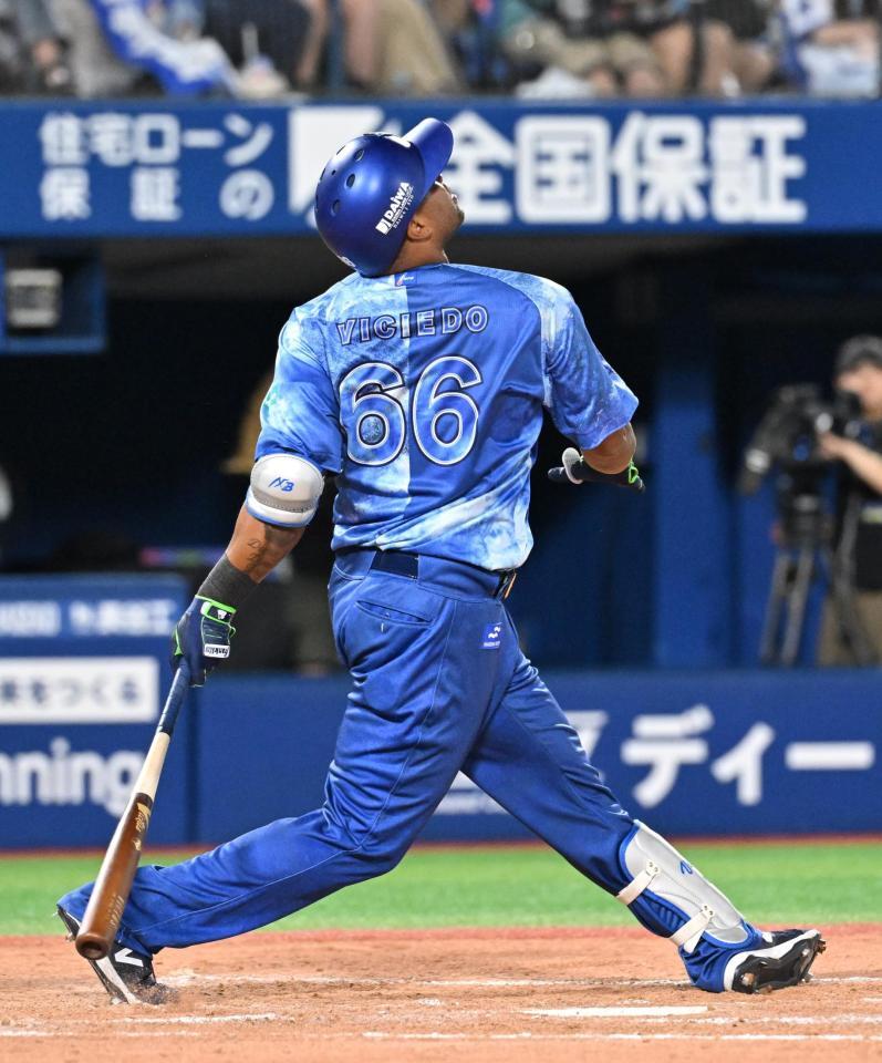 　７回、投飛に倒れる代打ビシエド